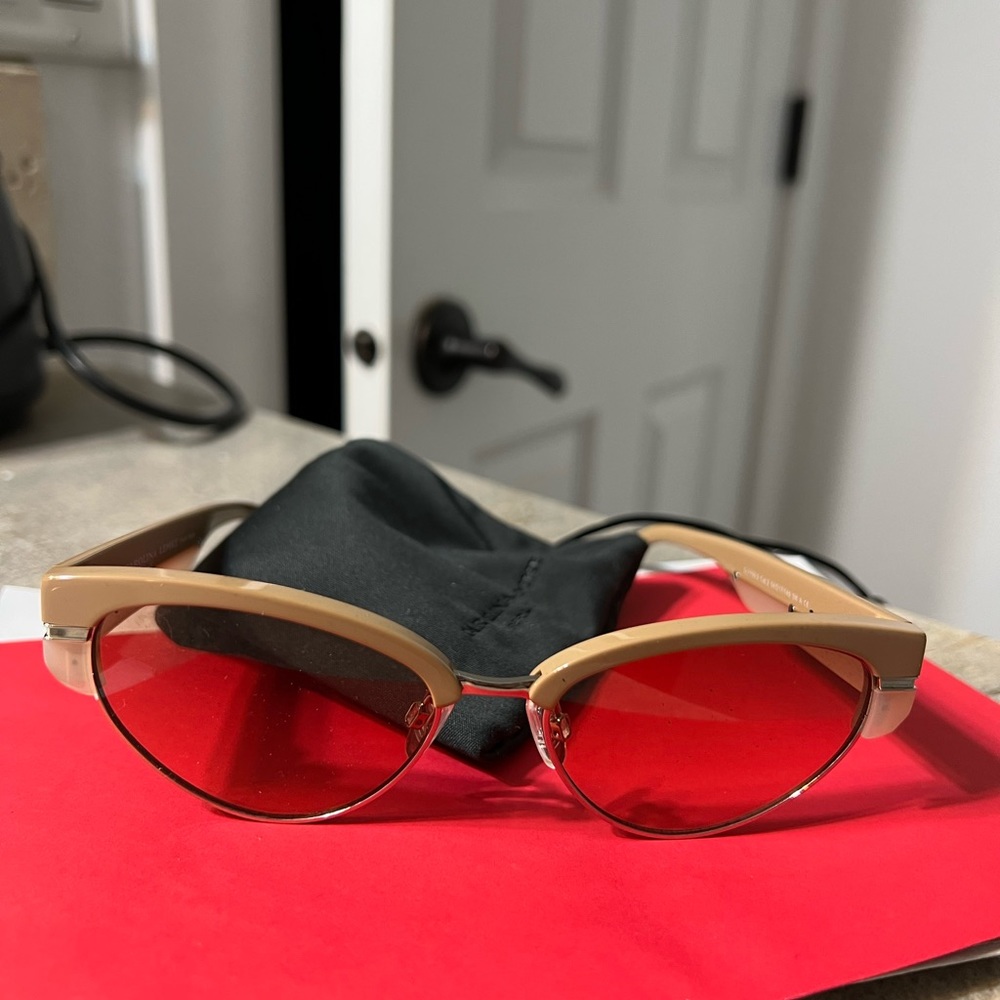 Carolina Lemke - Kim Kardashian sunglasses